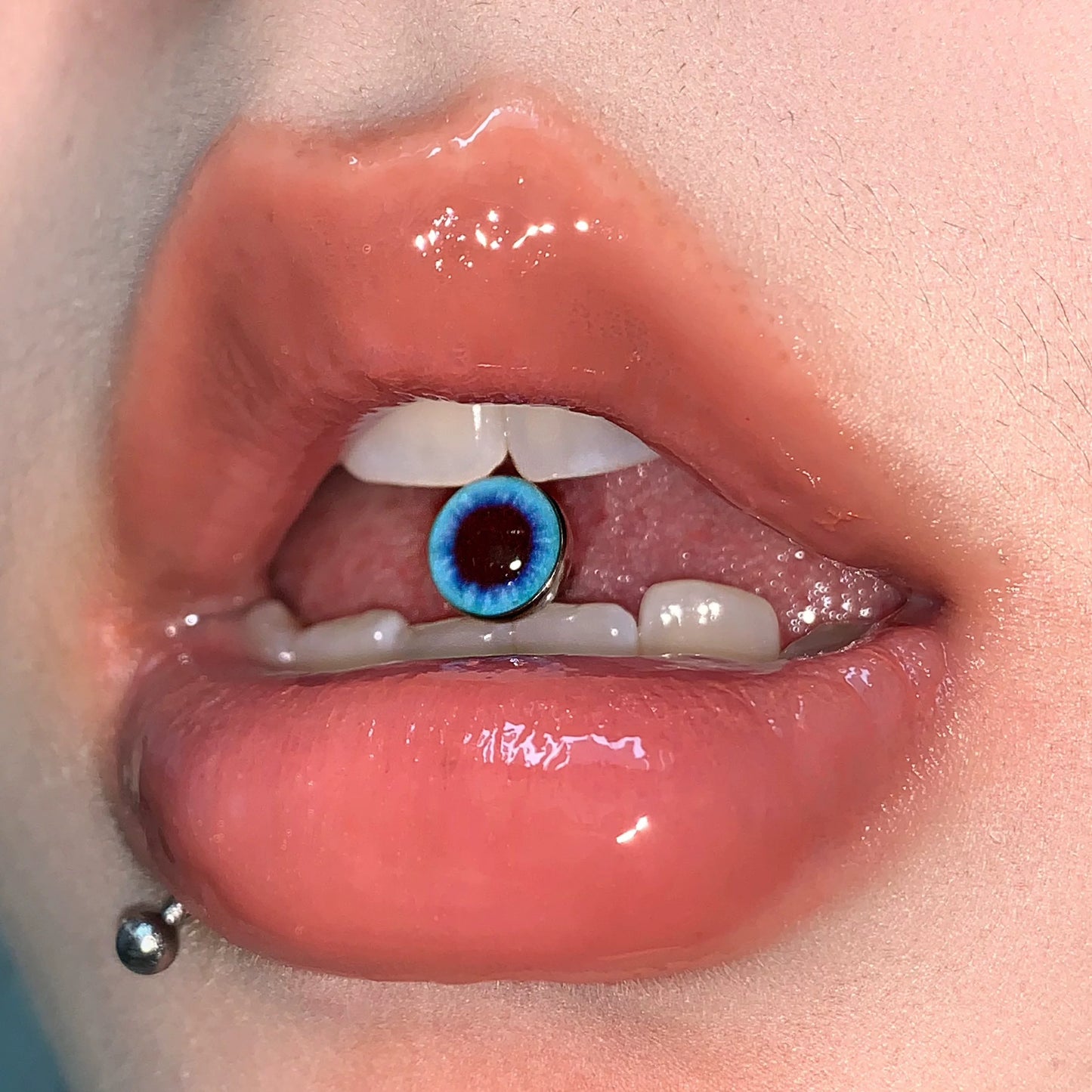 Iris Gaze Tongue Bar